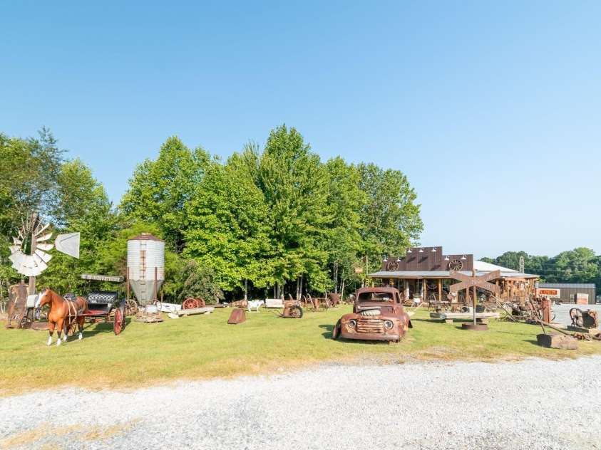 5067 Dixon Boulevard, Kings Mountain, NC 28086.  MLS# CAR4182616, YatesRealty ID 1629. Parking lot
