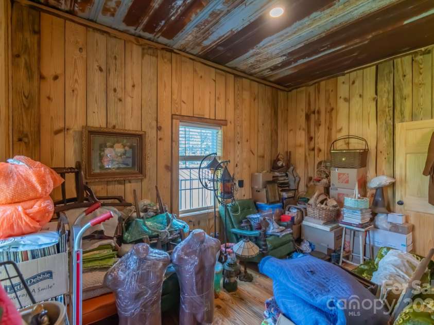 5067 Dixon Boulevard, Kings Mountain, NC 28086.  MLS# CAR4182616, YatesRealty ID 1629. Room n apartment