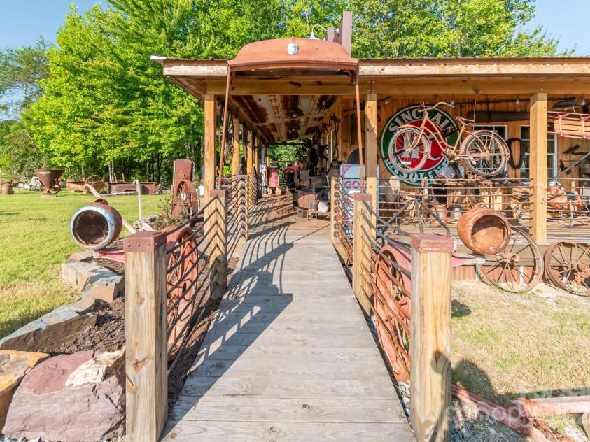 5067 Dixon Boulevard, Kings Mountain, NC 28086.  MLS# CAR4182616, YatesRealty ID 1629. Store entrance