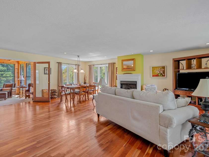 40 Singing Pines Drive, Candler, NC 28715.  MLS# CAR4260019, YatesRealty ID 16291. 