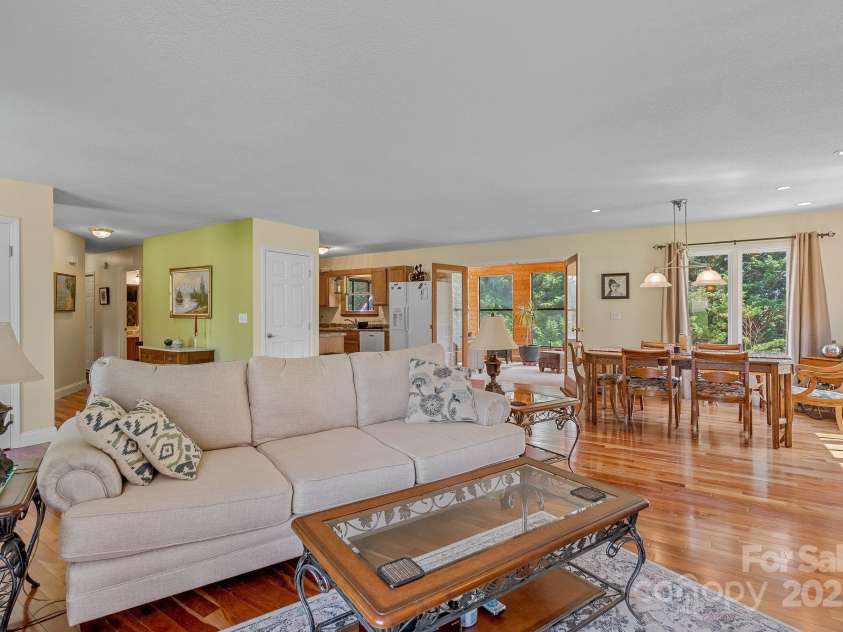 40 Singing Pines Drive, Candler, NC 28715.  MLS# CAR4260019, YatesRealty ID 16291. 