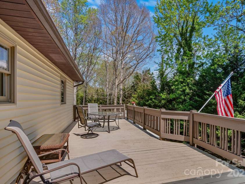 40 Singing Pines Drive, Candler, NC 28715.  MLS# CAR4260019, YatesRealty ID 16291. 