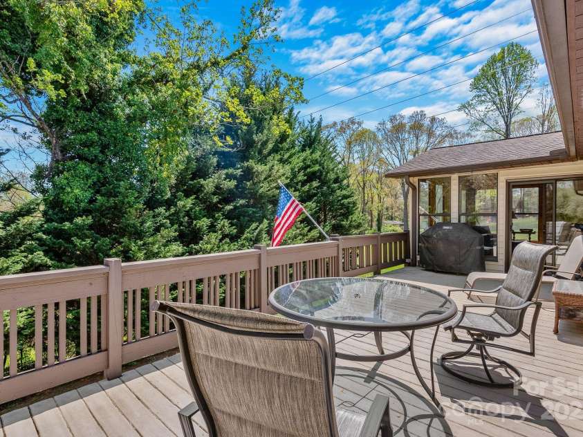 40 Singing Pines Drive, Candler, NC 28715.  MLS# CAR4260019, YatesRealty ID 16291. 