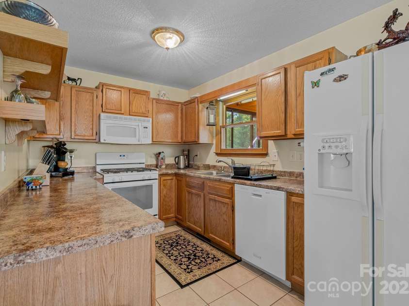 40 Singing Pines Drive, Candler, NC 28715.  MLS# CAR4260019, YatesRealty ID 16291. 