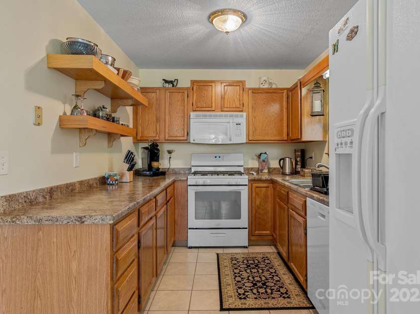 40 Singing Pines Drive, Candler, NC 28715.  MLS# CAR4260019, YatesRealty ID 16291. 