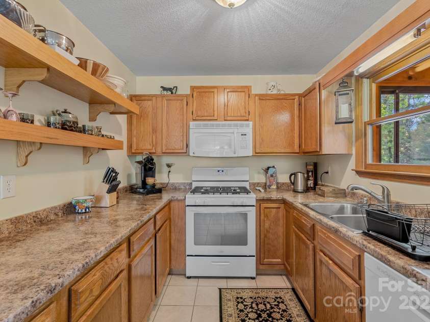 40 Singing Pines Drive, Candler, NC 28715.  MLS# CAR4260019, YatesRealty ID 16291. 