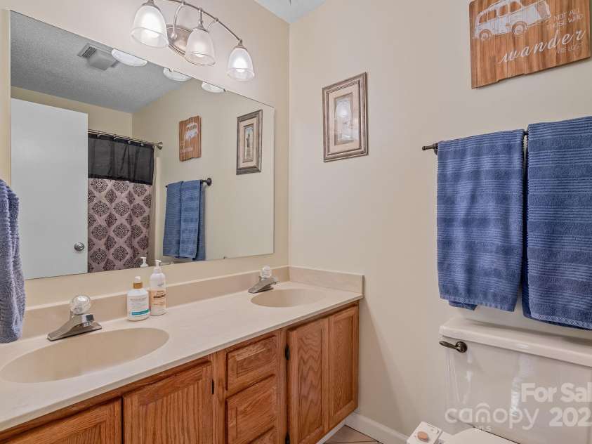 40 Singing Pines Drive, Candler, NC 28715.  MLS# CAR4260019, YatesRealty ID 16291. 