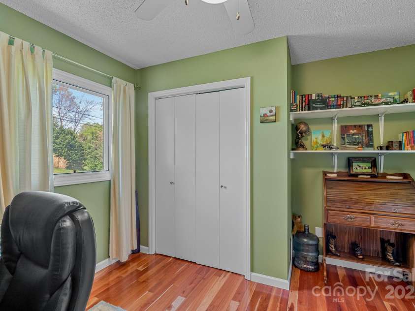 40 Singing Pines Drive, Candler, NC 28715.  MLS# CAR4260019, YatesRealty ID 16291. 