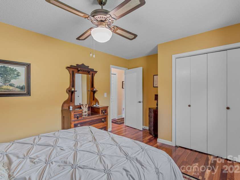 40 Singing Pines Drive, Candler, NC 28715.  MLS# CAR4260019, YatesRealty ID 16291. 