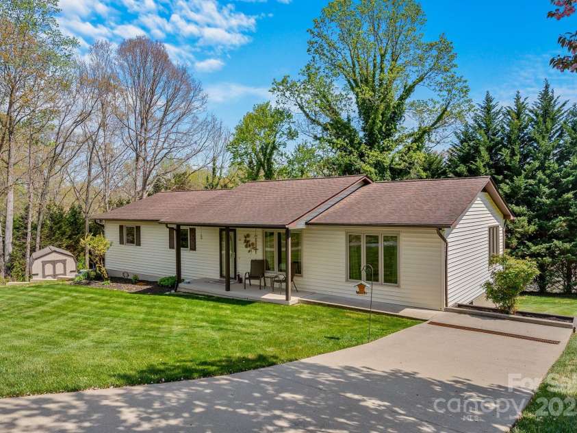 40 Singing Pines Drive, Candler, NC 28715.  MLS# CAR4260019, YatesRealty ID 16291. 