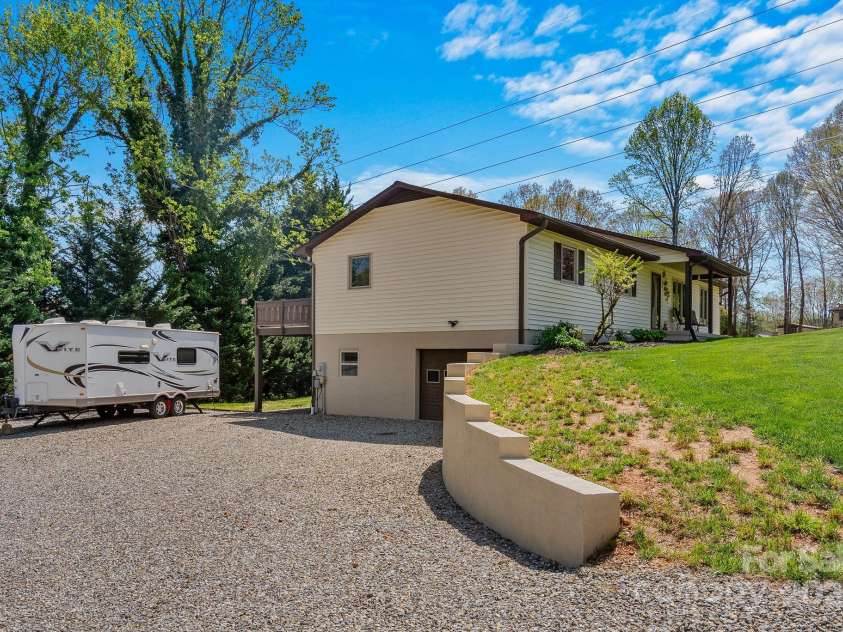 40 Singing Pines Drive, Candler, NC 28715.  MLS# CAR4260019, YatesRealty ID 16291. 