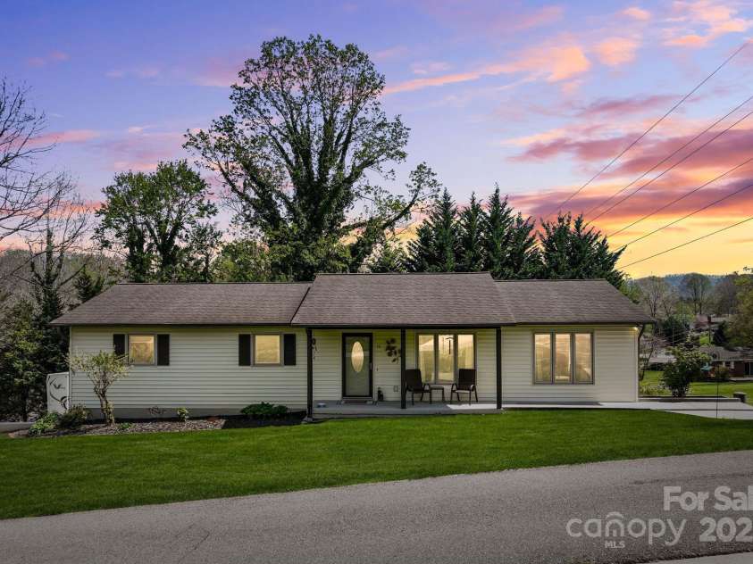 40 Singing Pines Drive, Candler, NC 28715.  MLS# CAR4260019, YatesRealty ID 16291. 