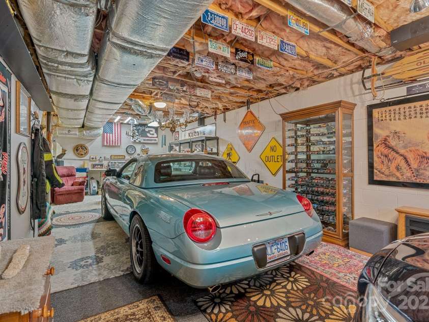 40 Singing Pines Drive, Candler, NC 28715.  MLS# CAR4260019, YatesRealty ID 16291. 