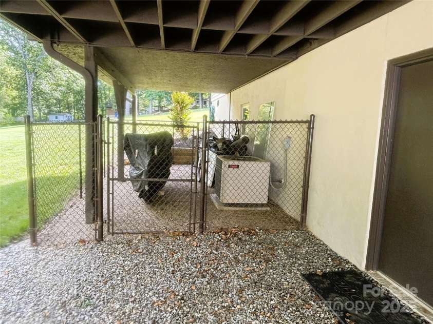 40 Singing Pines Drive, Candler, NC 28715.  MLS# CAR4260019, YatesRealty ID 16291. 