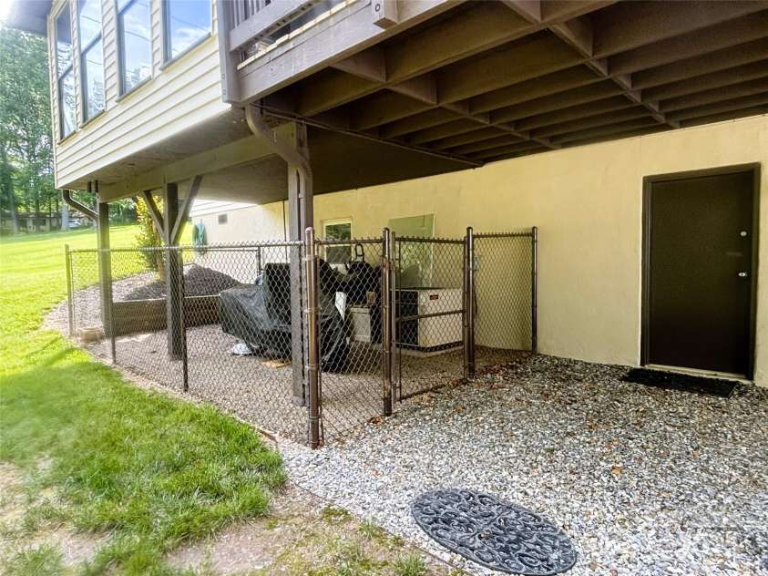 40 Singing Pines Drive, Candler, NC 28715.  MLS# CAR4260019, YatesRealty ID 16291. 