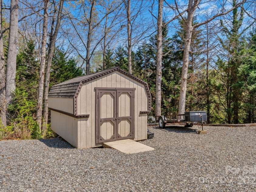 40 Singing Pines Drive, Candler, NC 28715.  MLS# CAR4260019, YatesRealty ID 16291. 