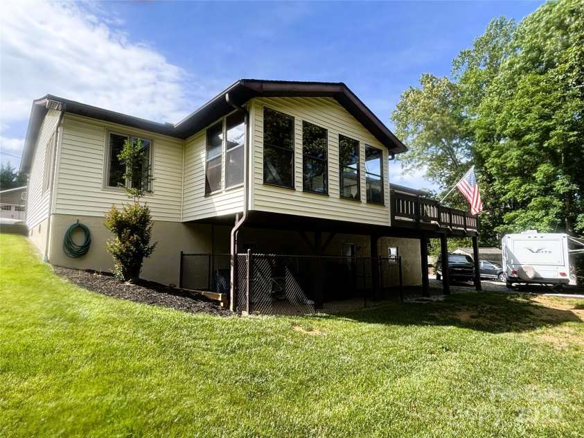 40 Singing Pines Drive, Candler, NC 28715.  MLS# CAR4260019, YatesRealty ID 16291. 