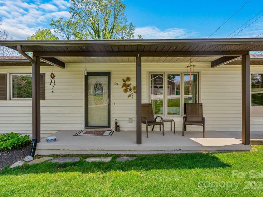 40 Singing Pines Drive, Candler, NC 28715.  MLS# CAR4260019, YatesRealty ID 16291. 