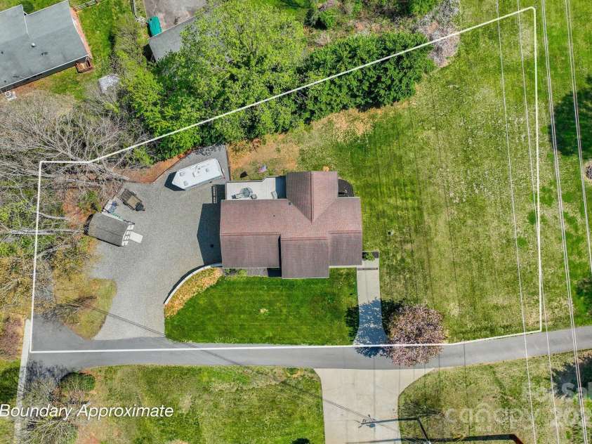 40 Singing Pines Drive, Candler, NC 28715.  MLS# CAR4260019, YatesRealty ID 16291. 