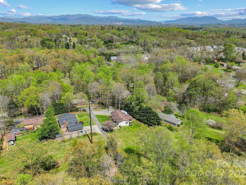 40 Singing Pines Drive, Candler, NC 28715.  MLS# CAR4260019, YatesRealty ID 16291. 