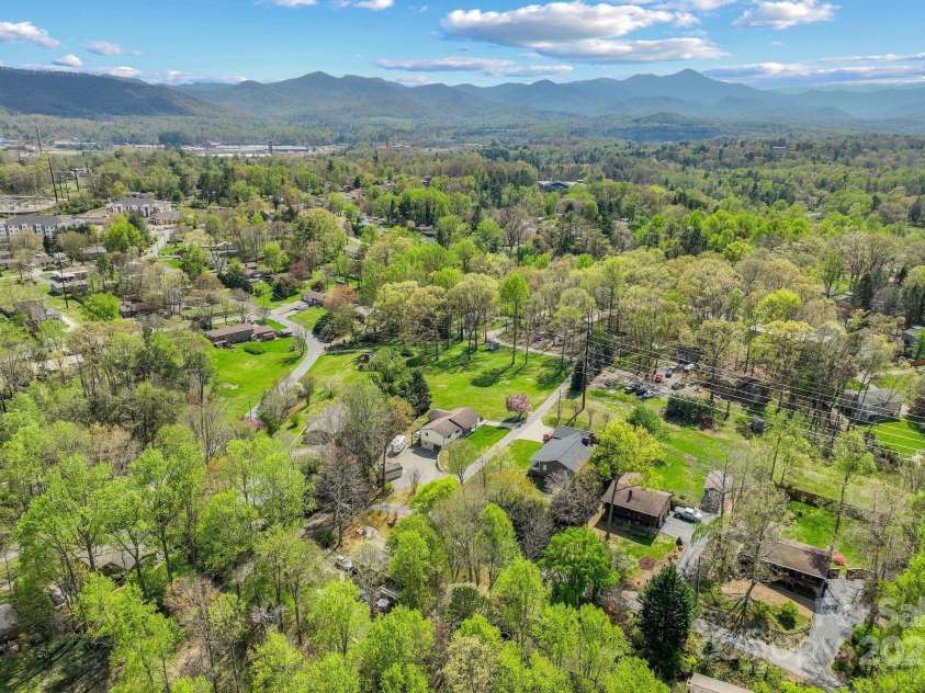 40 Singing Pines Drive, Candler, NC 28715.  MLS# CAR4260019, YatesRealty ID 16291. 