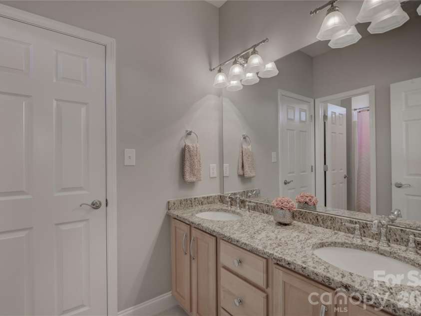 16915 Turtle Point Road, Charlotte, NC 28278.  MLS# CAR4360965, YatesRealty ID 16292. 