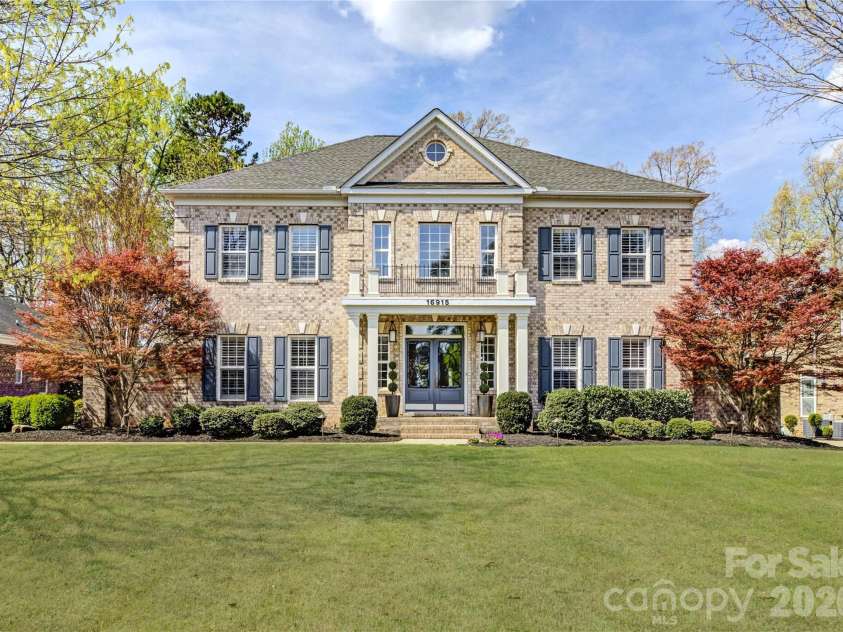 16915 Turtle Point Road, Charlotte, NC 28278.  MLS# CAR4360965, YatesRealty ID 16292. Welcome to 16915 Turtle Point Rd