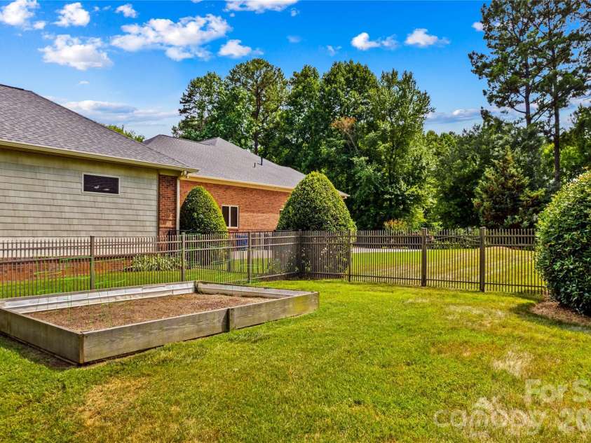 107 Kenway Loop, Mooresville, NC 28117.  MLS# CAR4398278, YatesRealty ID 16293. Raised Garden Bed
