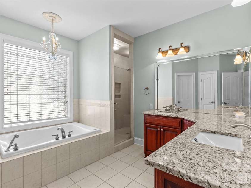 107 Kenway Loop, Mooresville, NC 28117.  MLS# CAR4398278, YatesRealty ID 16293. Spa Soaking Tub, Step in Shower