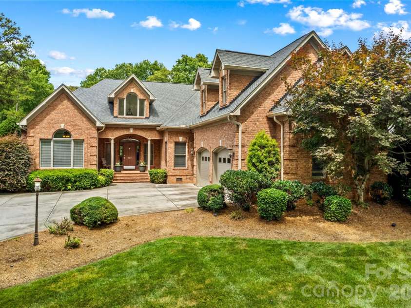 107 Kenway Loop, Mooresville, NC 28117.  MLS# CAR4398278, YatesRealty ID 16293. Spacious Driveway