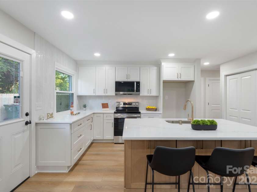 4042 Uppergate Lane, Charlotte, NC 28215.  MLS# CAR4256401, YatesRealty ID 16297. 