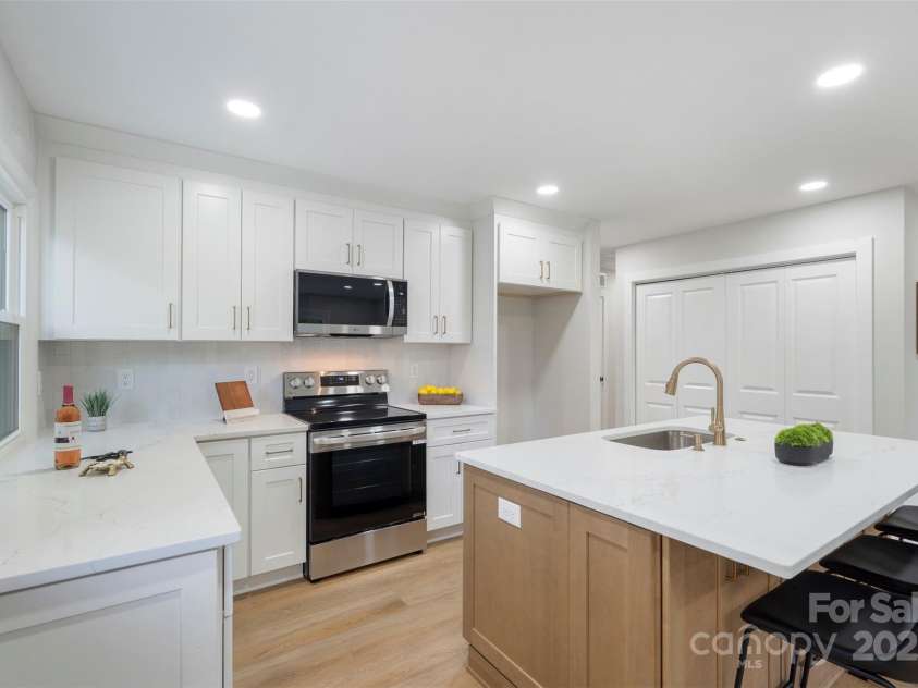 4042 Uppergate Lane, Charlotte, NC 28215.  MLS# CAR4256401, YatesRealty ID 16297. 