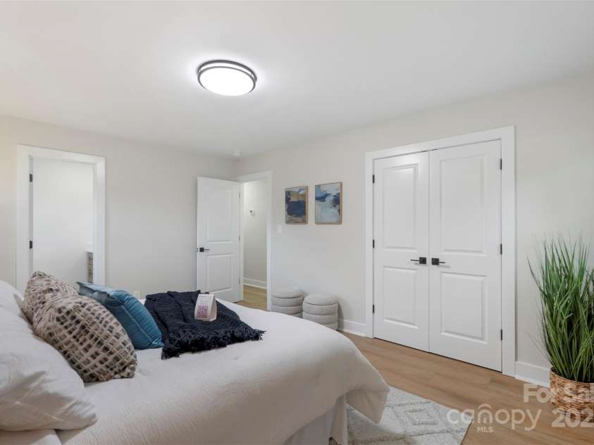 4042 Uppergate Lane, Charlotte, NC 28215.  MLS# CAR4256401, YatesRealty ID 16297. 