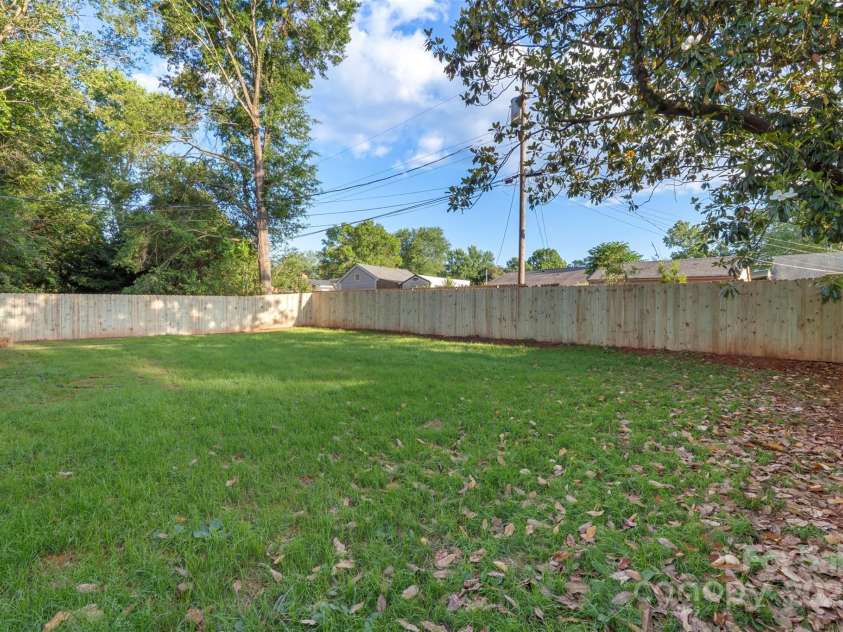 4042 Uppergate Lane, Charlotte, NC 28215.  MLS# CAR4256401, YatesRealty ID 16297. 