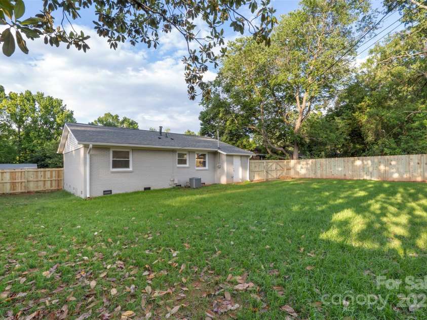4042 Uppergate Lane, Charlotte, NC 28215.  MLS# CAR4256401, YatesRealty ID 16297. 