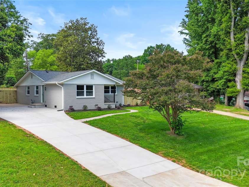 4042 Uppergate Lane, Charlotte, NC 28215.  MLS# CAR4256401, YatesRealty ID 16297. 