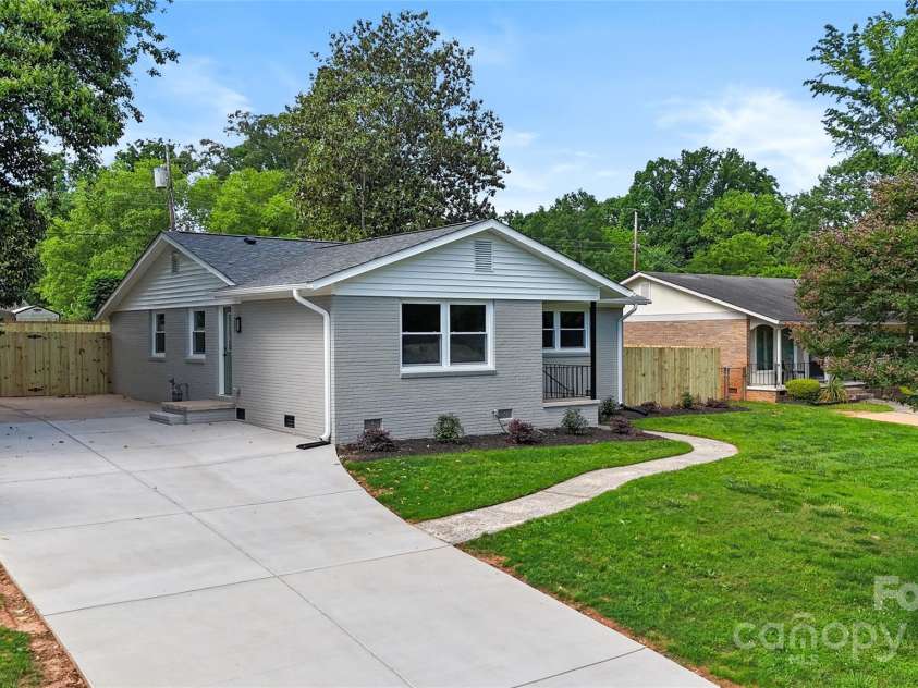 4042 Uppergate Lane, Charlotte, NC 28215.  MLS# CAR4256401, YatesRealty ID 16297. 