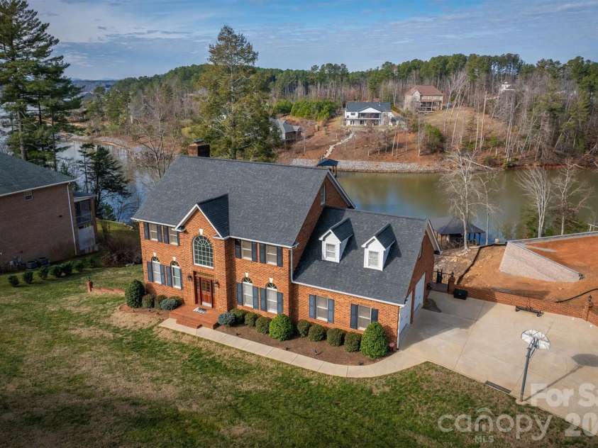 46 Mariners Point Lane, Hickory, NC 28601.  MLS# CAR4335253, YatesRealty ID 16297. 