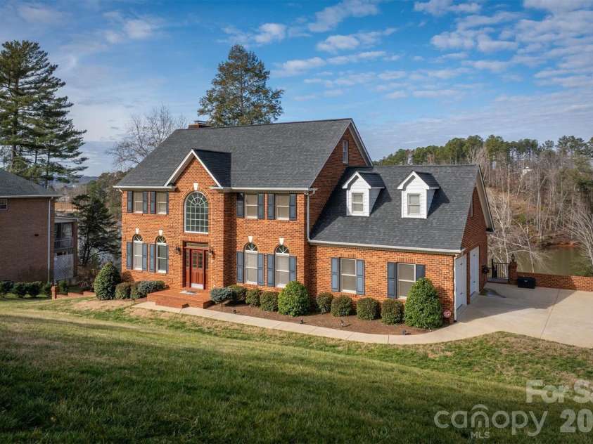46 Mariners Point Lane, Hickory, NC 28601.  MLS# CAR4335253, YatesRealty ID 16297. 