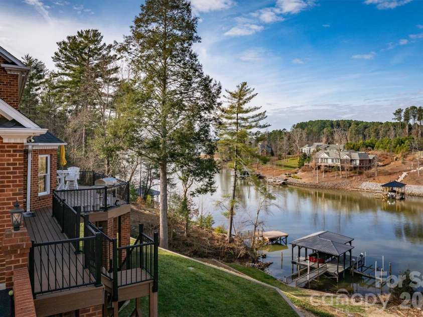 46 Mariners Point Lane, Hickory, NC 28601.  MLS# CAR4335253, YatesRealty ID 16297. 
