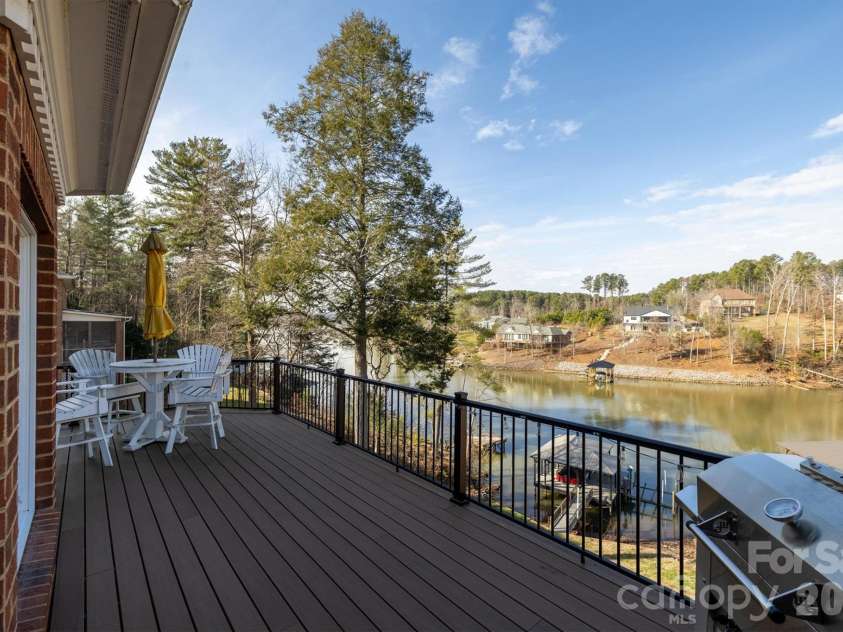 46 Mariners Point Lane, Hickory, NC 28601.  MLS# CAR4335253, YatesRealty ID 16297. 