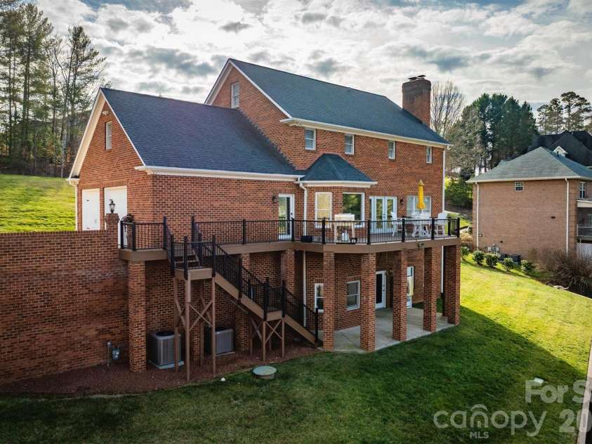 46 Mariners Point Lane, Hickory, NC 28601.  MLS# CAR4335253, YatesRealty ID 16297. 