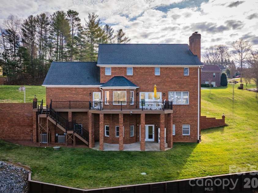 46 Mariners Point Lane, Hickory, NC 28601.  MLS# CAR4335253, YatesRealty ID 16297. 