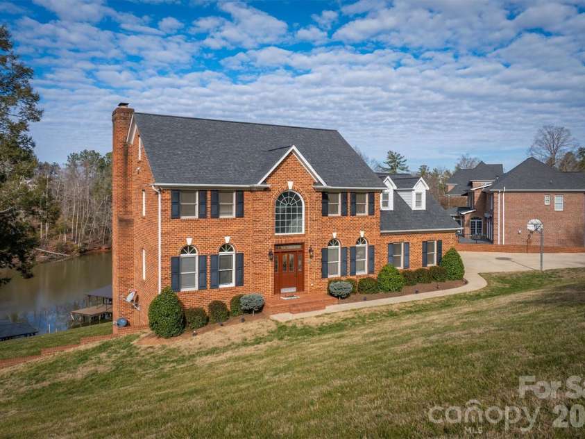 46 Mariners Point Lane, Hickory, NC 28601.  MLS# CAR4335253, YatesRealty ID 16297. 