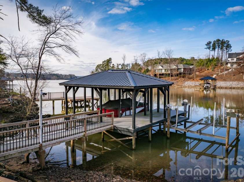 46 Mariners Point Lane, Hickory, NC 28601.  MLS# CAR4335253, YatesRealty ID 16297. 