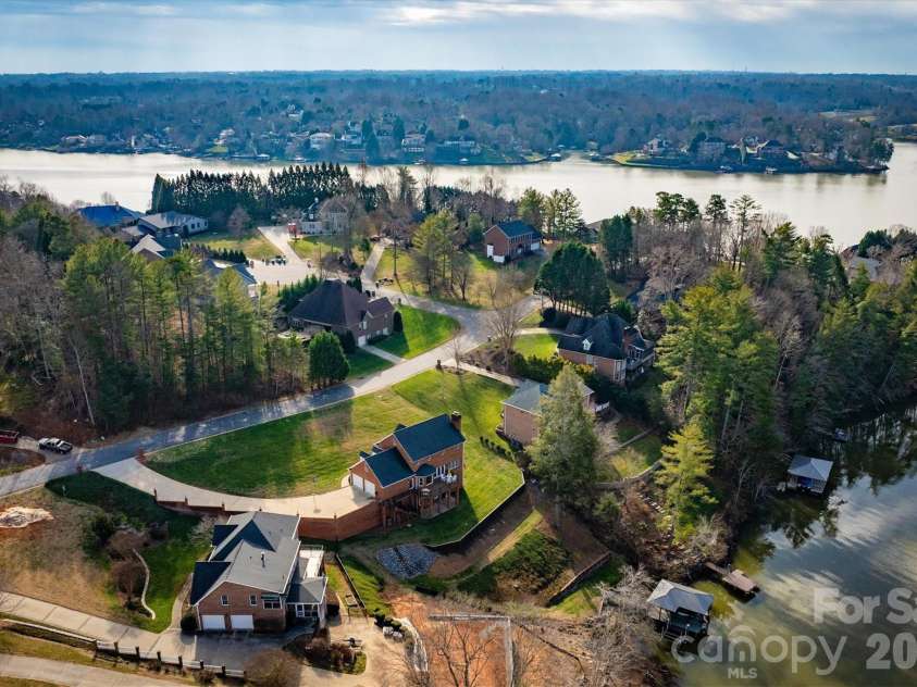 46 Mariners Point Lane, Hickory, NC 28601.  MLS# CAR4335253, YatesRealty ID 16297. 