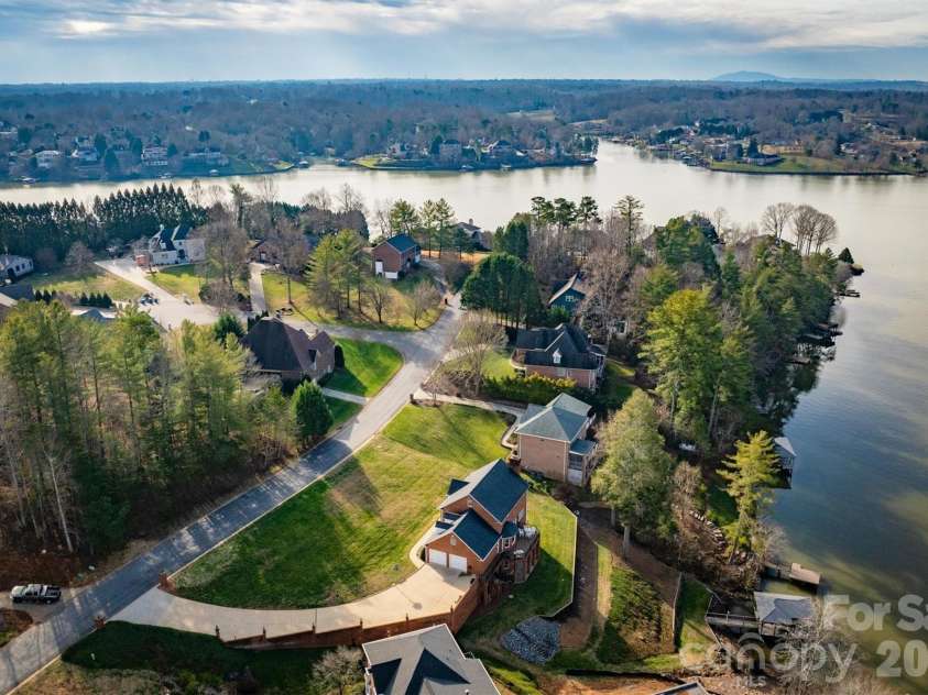 46 Mariners Point Lane, Hickory, NC 28601.  MLS# CAR4335253, YatesRealty ID 16297. 
