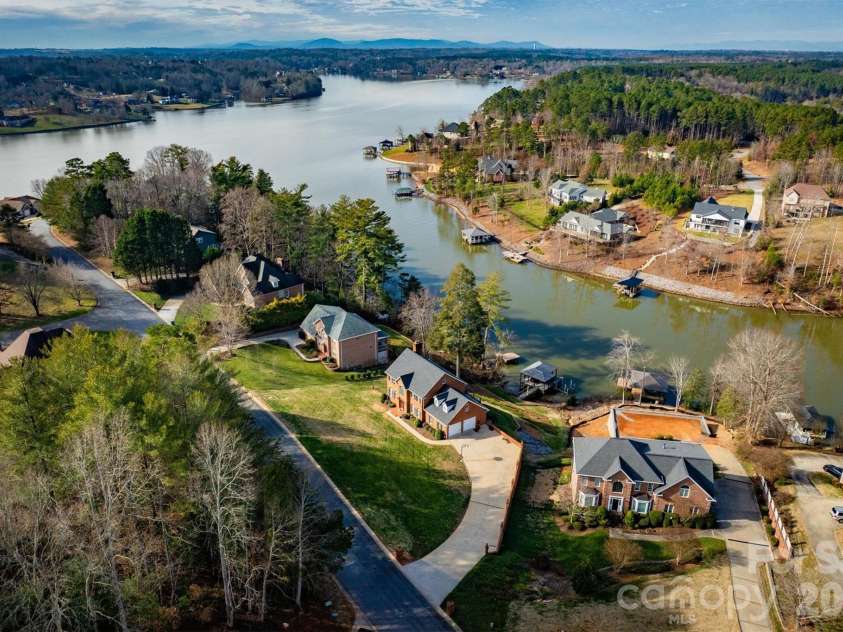 46 Mariners Point Lane, Hickory, NC 28601.  MLS# CAR4335253, YatesRealty ID 16297. 