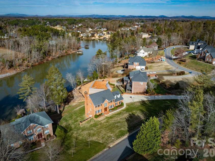 46 Mariners Point Lane, Hickory, NC 28601.  MLS# CAR4335253, YatesRealty ID 16297. 