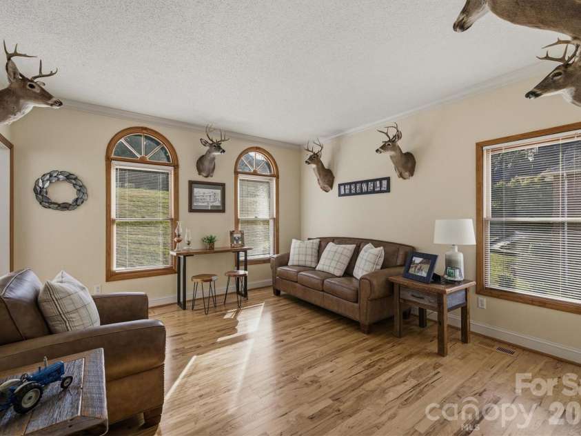 46 Mariners Point Lane, Hickory, NC 28601.  MLS# CAR4335253, YatesRealty ID 16297. 